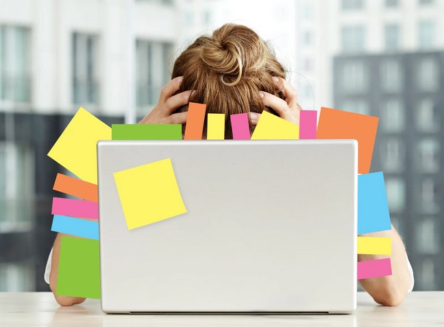 Bild erschöpfte Frau am Laptop - www.simply-good-coaching.de/blog