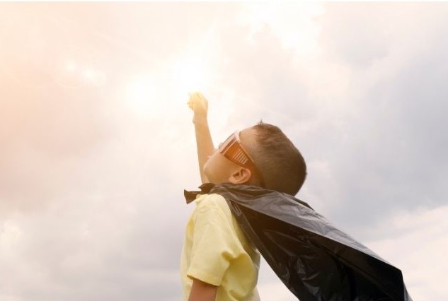 kleiner Junge mit Superman Pose